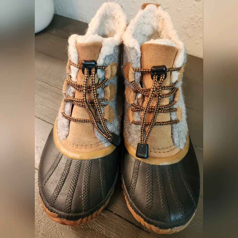 Sorel Waterproof Gray and Tan Boots - Picture 4 of 9